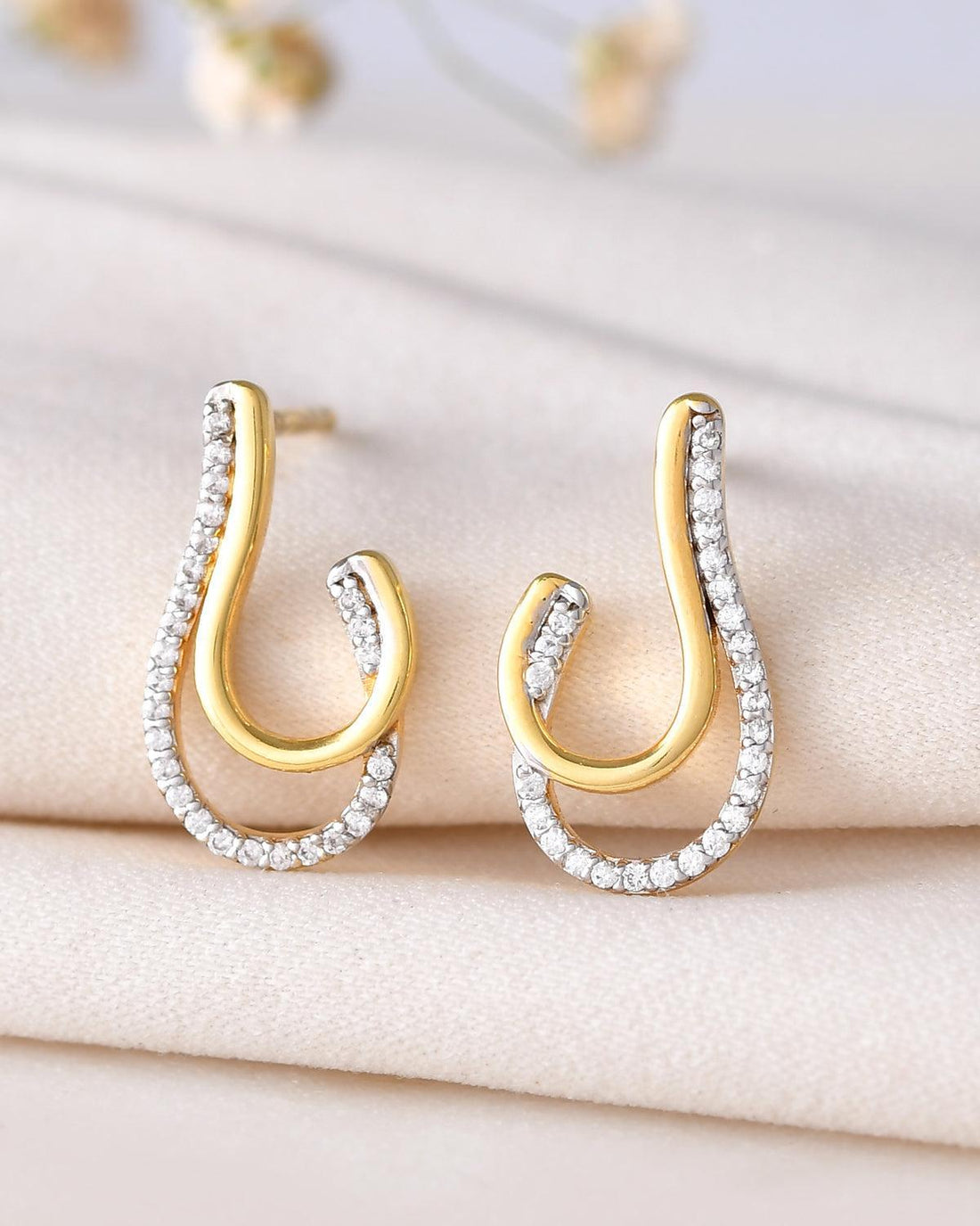 Sway 0.13 Carat Diamond Earrings-Veyaa