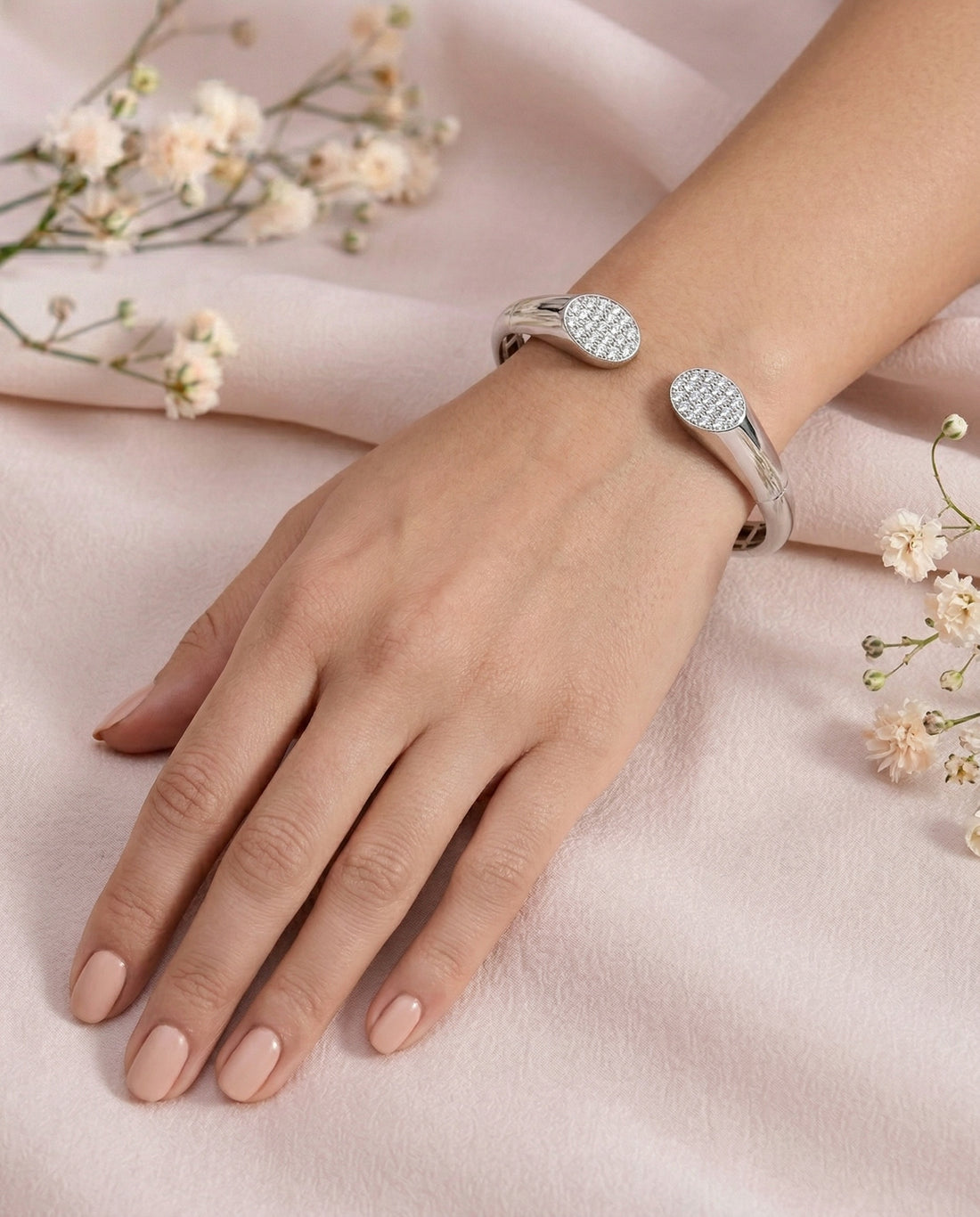 Openable Diamond Cuff (T.wt 1.57 ct)