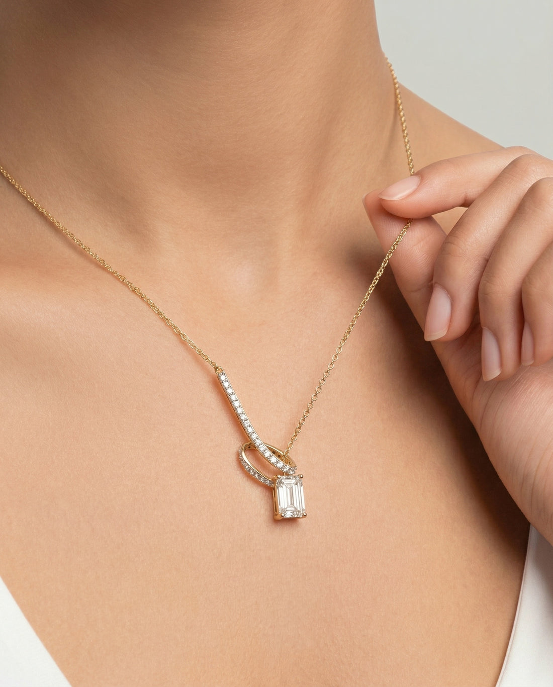 Eterna Neckpiece  (T wt. 2.01 ct)