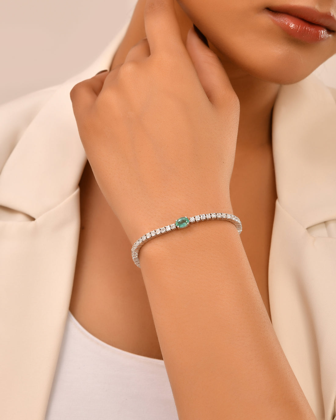 Une Emerald Diamond Tennis Bracelet (T.wt 4.49 ct)