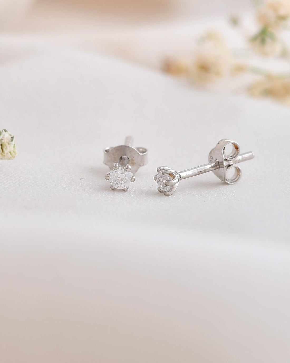 Dot 0.16 Carat Diamond Earrings-Veyaa